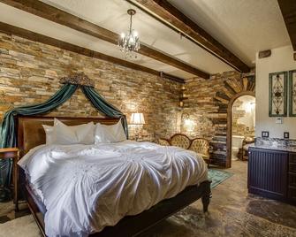Storybook Riverside Inn - Leavenworth - Bedroom