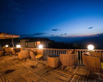 The Alpine Chalet Resort - Mukteshwar - Balcón