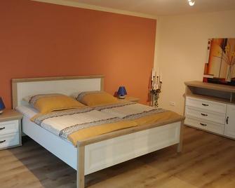 Apartment near Kronach with a wonderful view of the beautiful Fischbach valley - Kronach - Schlafzimmer