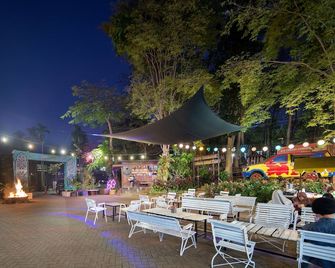 Royal Caravan Hotel & Outbound - Trawas - Innenhof