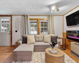 Cabin W/Private Hot tub~Pet Friendly Near Loon mtn,Waterville & Owls nest Resrt! - Thornton - Living room