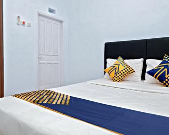 Spot On 2847 Anggrek Homestay Syariah - Makassar - Bedroom