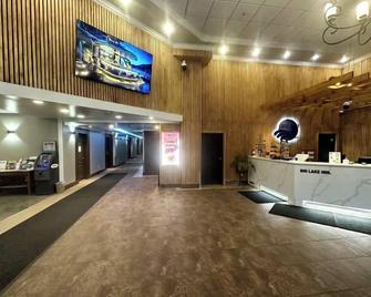 Big Lake Inn - Slave Lake - Front desk