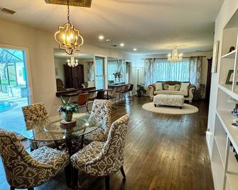 Tx Swiss Alp Chalet W/Pool!!! - Schulenburg - Dining room