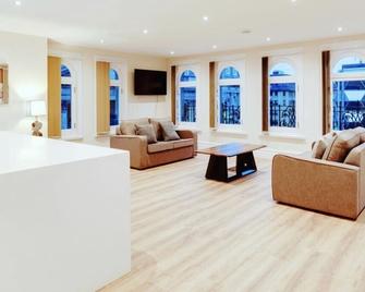 1 Water Street Apartments - Liverpool - Living room
