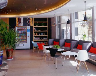 Ibis Jiayuguan Railway Station Hotel - Jiayuguan - Lounge