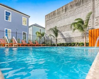 Hosteeva Modern Condo Near Magazine St & Close to FQ - Nueva Orleans - Piscina