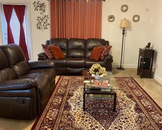 Charming 3-bedroom townhome in Morrow with AC, WiFi. - Morrow - Living room
