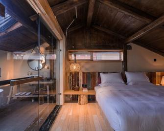 Shangri-la Karesansui Hotel - Diqing - Bedroom