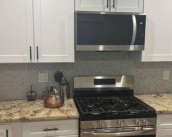 Charming 3-bedroom house with AC and WiFi in lovely Wilmington - Wilmington - Kitchen