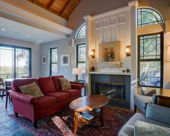 Private Resort with Pool, Pool House, View and Spa - Sebastopol - Living room