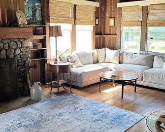 Beachfront Cottage with panoramic views of Long Island Sound in Madison CT - Madison - Wohnzimmer