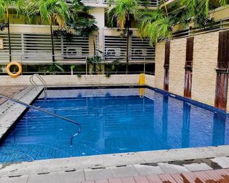 Henry & Luisa Condotel - Manila - Pool