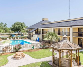 كواليتي إن ماونت بليزنت - تشارلستون - مونت بلياسانت (ساوث كارولينا) - حوض السباحة