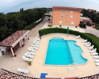 Pool Apartment A9 (2+2), Villa Rok - Banjole - Piscina