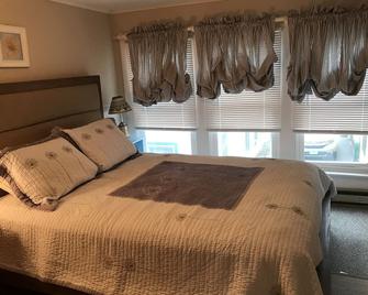 Charming, newly updated 2 Bedroom Cottage, Pet Friendly - Lakeside - Bedroom