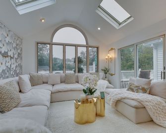 Dreams of Paradise Luxury Home With Pool - Lake Grove - Living room