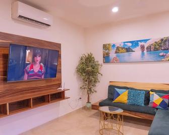 Aqua&Terra Suite. Centrally located and 15 minutes from the beach. - La Crucecita - Living room