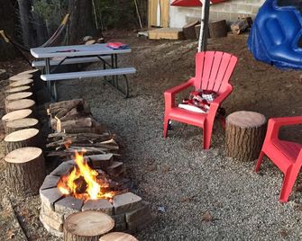 Thompson Lake! Waterfront log style home sleeps 6 - Oxford - Patio