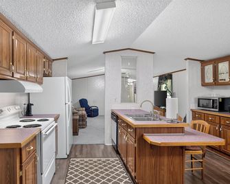 Time Out Retreat is near Lake Eufaula & George T. Bagby State Park - Eufaula - Kitchen