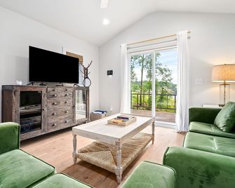 Lakefront Cabin w/ Dock, Multi-Acre Privacy, Fire Pit, Kayaks & Boat Rental - Alexander City - Huiskamer