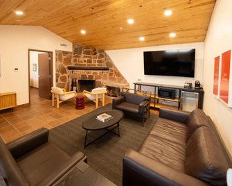 High Frontier - Fort Davis - Huiskamer