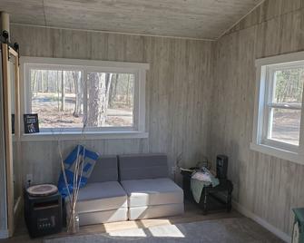 Great Camping Location Will Full Hook Up And Tiny Guest House! - Gladwin - Living room