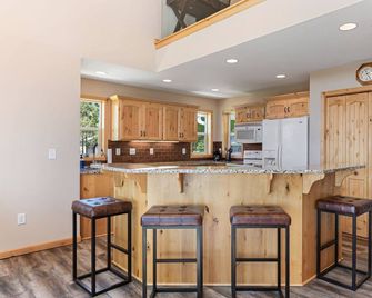 Lakefront cabin with wall of windows and game room! - Aitkin - Kitchen