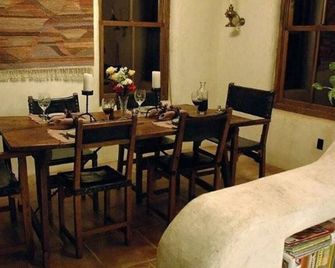 Dos Corazones: Exquisite Southwestern Adobe Home - Terlingua - Dining room