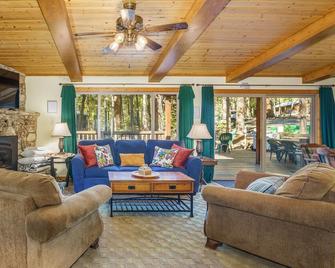 Peace of Mine -Cabin Inside Yosemite -Pet Friendly - Coarsegold - Living room