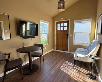 Private Gated 1 Bedroom, 1 Bathroom Small House in Glassell Park, Los Angeles - 로스앤젤레스 - 거실
