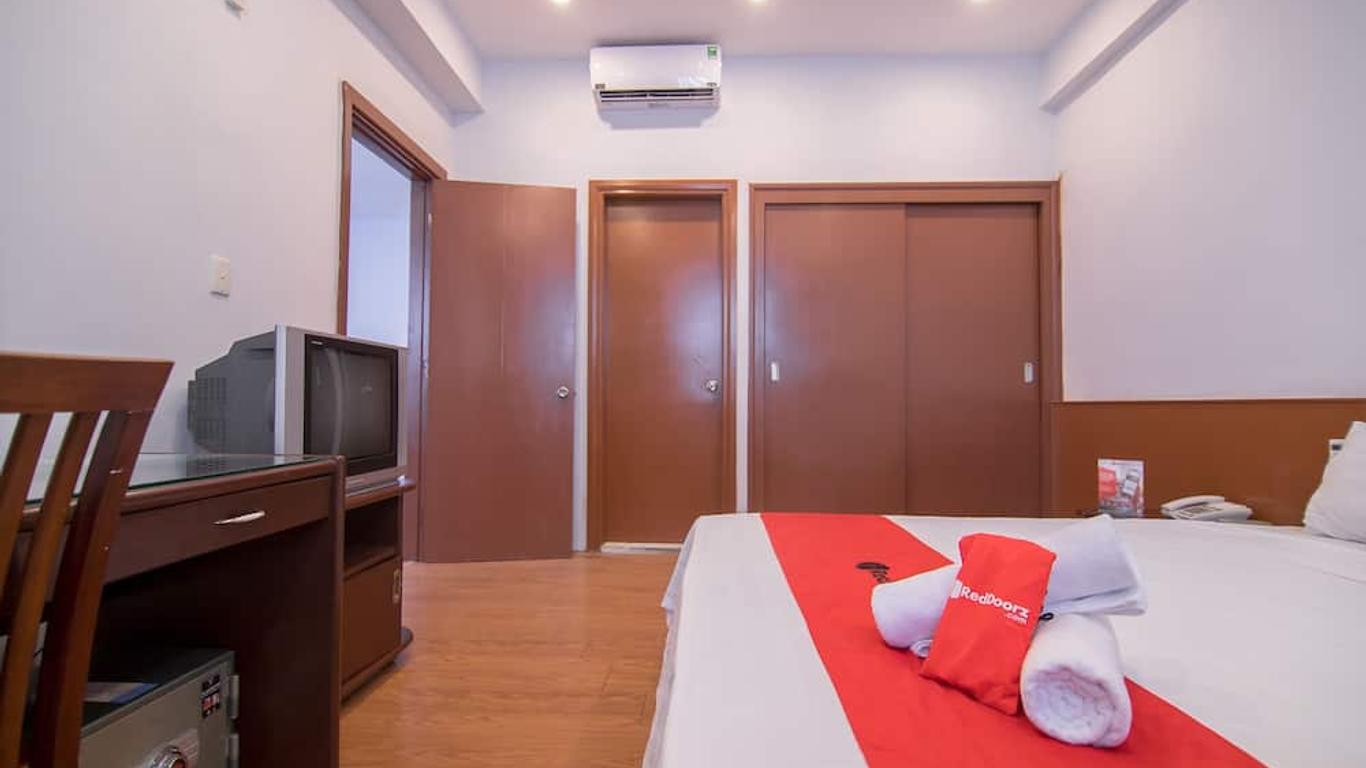 RedDoorz Plus near Van Mieu Quoc Tu Giam