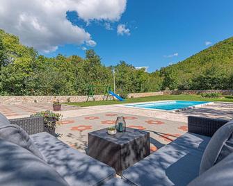 Gorgeous home in Knin with kitchen - Knin - Piscina
