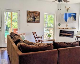Cool off this hot summer at our swimming hole on the River! - Covington - Living room