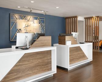 Holiday Inn Express Denver Central - North By IHG - Denver - Front desk