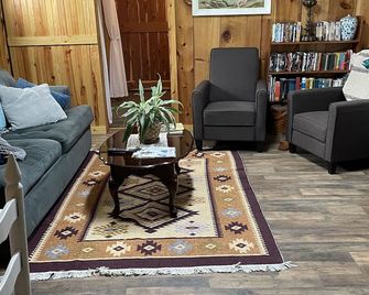 Rustic ranch retreat with access to private saltwater pool - Rusk - Sala de estar