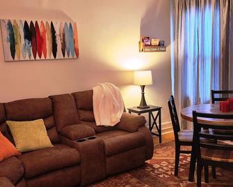 Charming 2-bedroom apartment with equipped kitchen and AC, in Cumberland, MD. - Cumberland - Living room