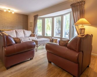 Large private suite with gorgeous views of wood lake on the Okanagan rail trail. - Lake Country - Вітальня
