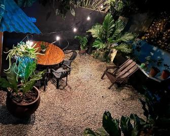 Pura Vida Hostel - Montezuma - Innenhof