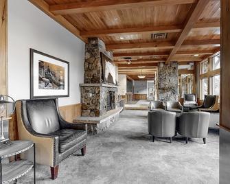 Ski-in/out third-floor condo with hot tub, balcony, mountain views & fast WiFi - Winter Park - Lounge