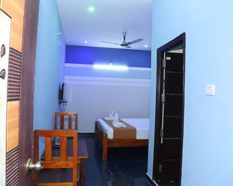 Royal Galaxy Inn By Bihotels - Yercaud - Спальня