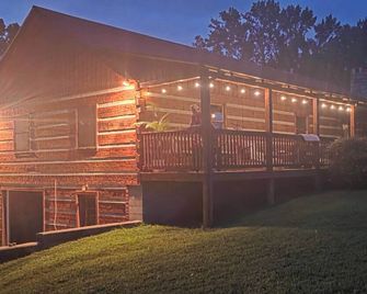 Harpeth Moon Summary: - Kingston Springs - Edificio