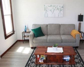 Cozy little cottage in the heart of the Gem City - Quincy - Sala de estar