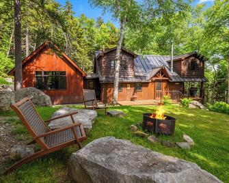 Tree House - Waterfront Home Situated In A Quiet Cove Looking At Toothaker Island - Oquossoc