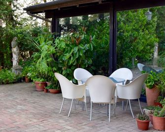 Hotel La Torre - Mergo - Patio
