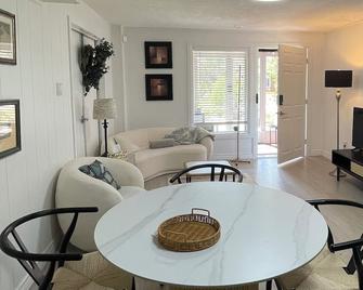Full floor 2 bedroom suite at Thornhill - Markham - Dining room