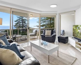 Zanzibar 404, Sensational 2 Bedroom Oceanview Apartment - Mooloolaba - Living room
