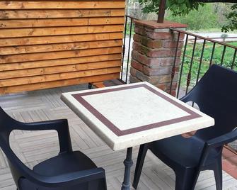 Bedroom and terrace, overlooking the garden. It can be combined with the gîte. - Saint-Jean-du-Pin - Balcony