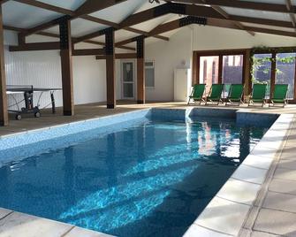 Family Retreat in Kent. All-year pool. Sleeps 12 + 2. 6 bedrooms, 4 bathrooms. - Wingham - Piscina