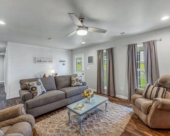 Location! Location!brMinutes to all shopping and your favorites restaurant! - Cullman - Sala de estar
